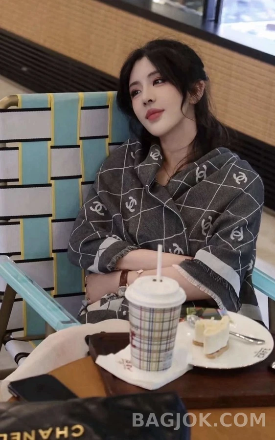 샤넬 샤넬 퀼팅 로고 숄 상세 이미지