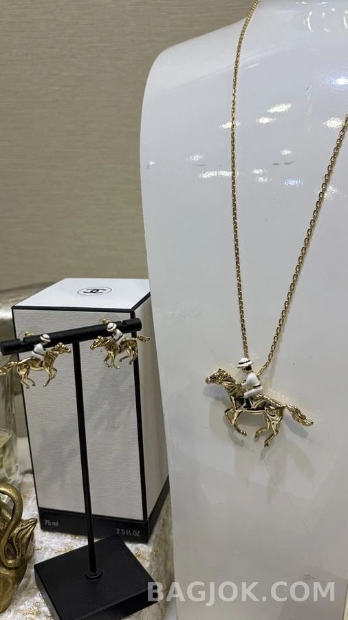 샤넬 샤넬 더블 C 말 기수 에나멜 펜던트 목걸이 상세 이미지