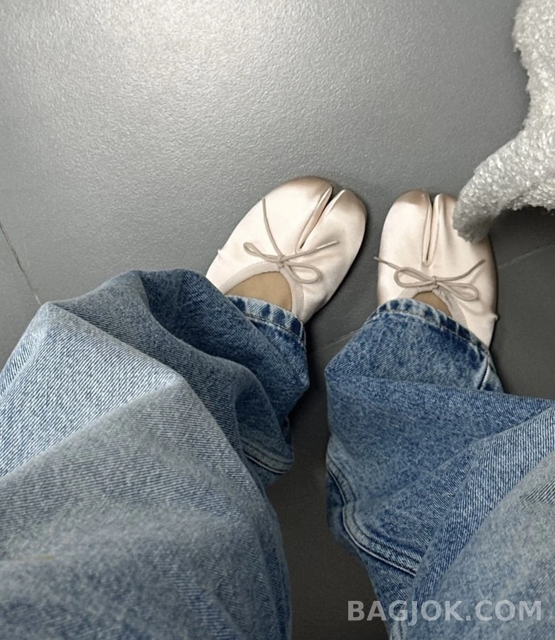 메종 마르지엘라 메종마르지엘라 새틴 보우 타비 플랫 상세 이미지