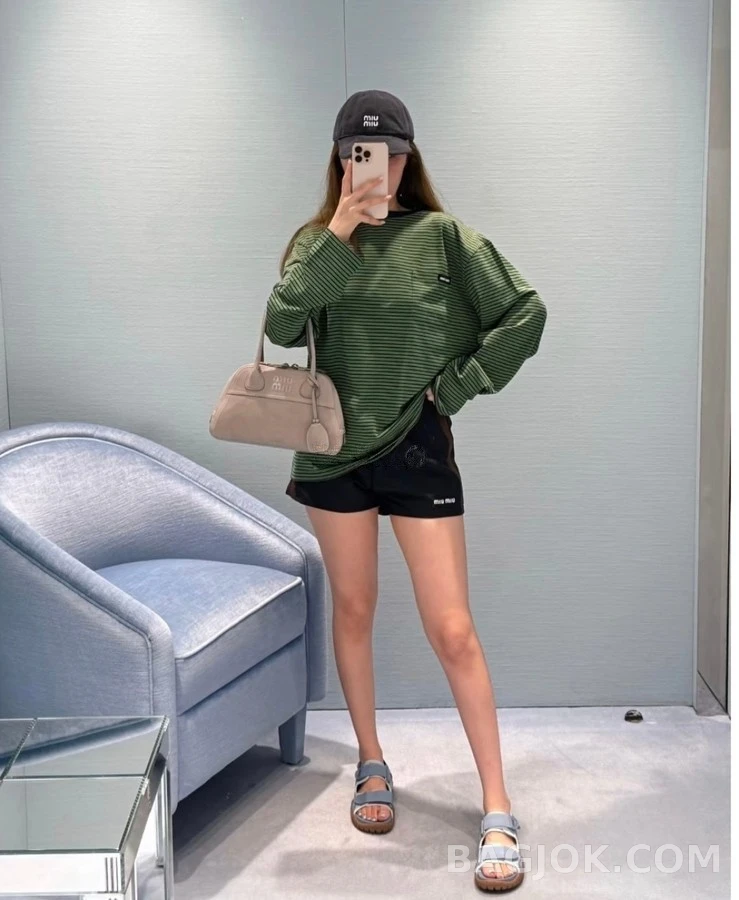 미우미우 미우미우 포켓 레터링 스트라이프 긴팔 티셔츠 상세 이미지
