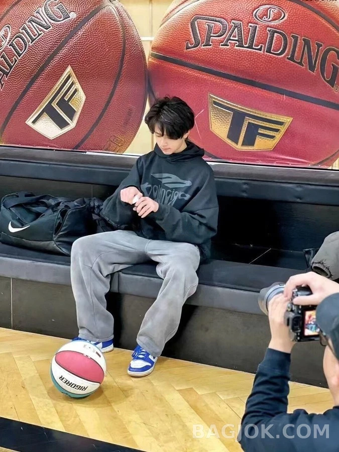 발렌시아가 발렌시아가 워싱 로고 후드티 상세 이미지