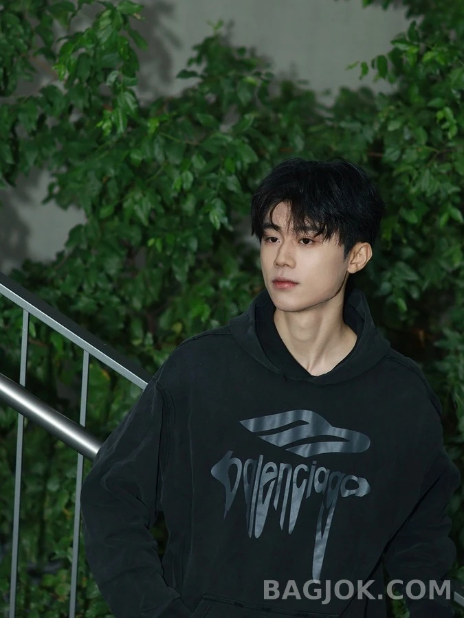 발렌시아가 발렌시아가 워싱 로고 후드티 상세 이미지