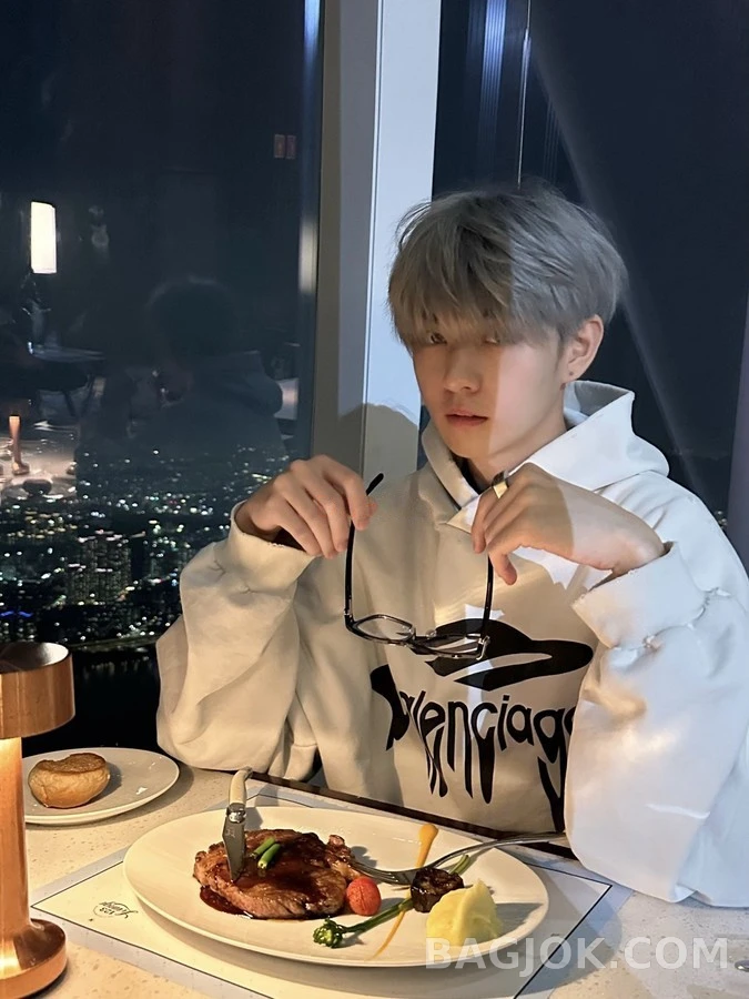 발렌시아가 발렌시아가 그래피티 로고 후드 상세 이미지