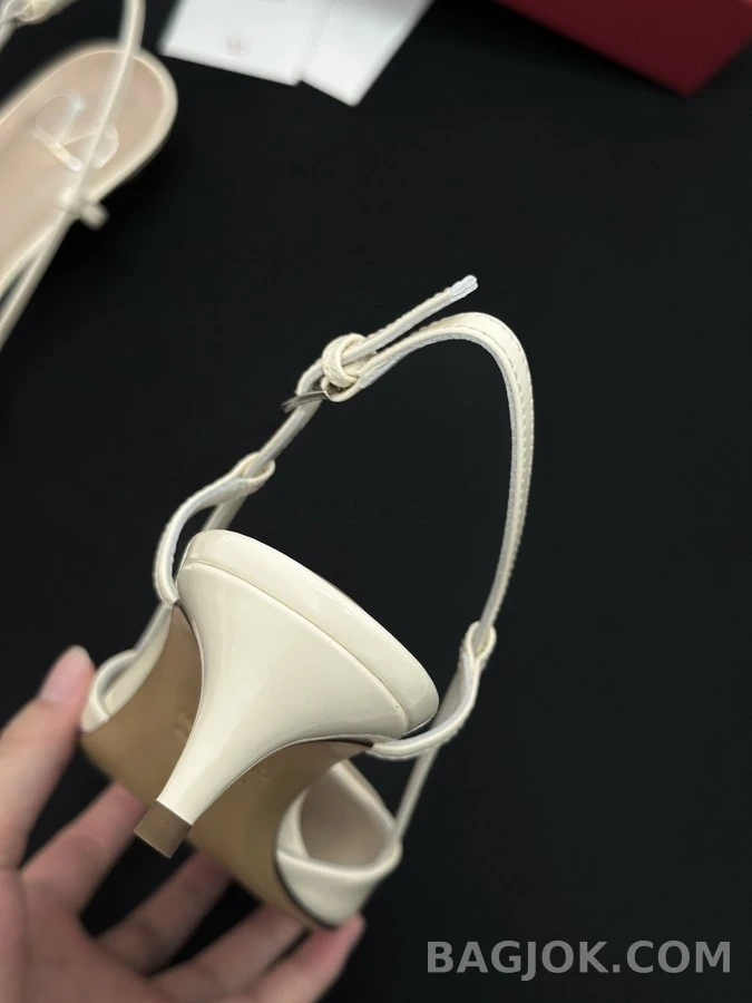 발렌티노 발렌티노 V로고 포인티드 슬링백 힐 상세 이미지