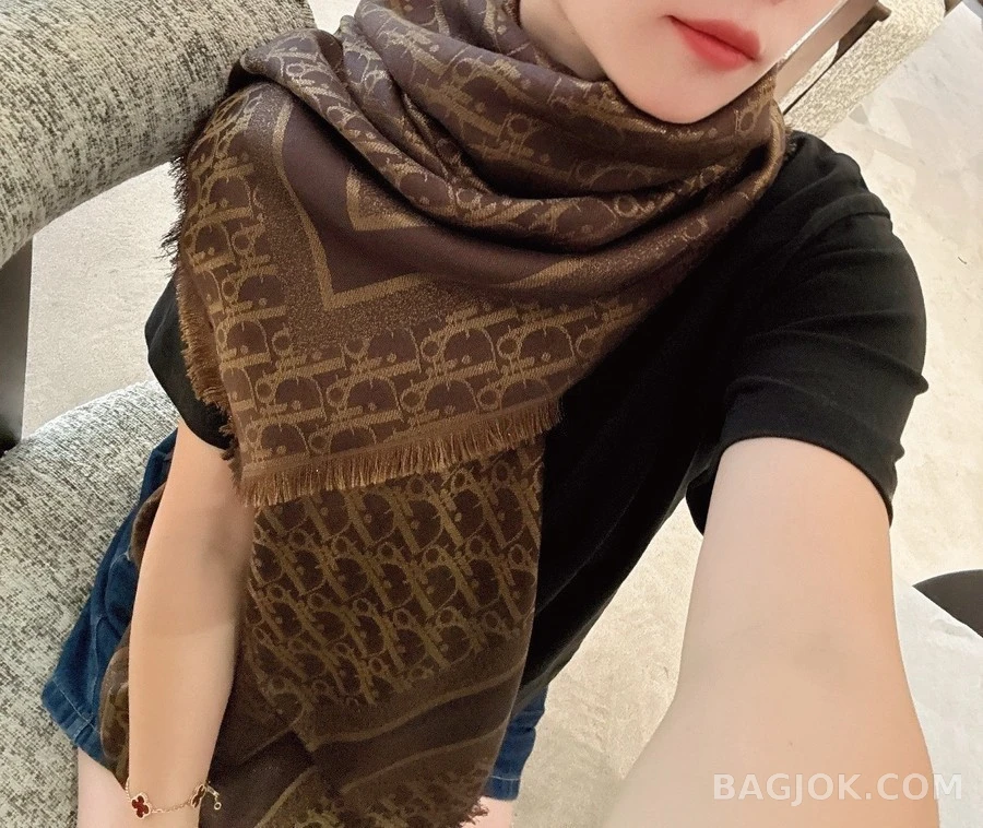 디올 디올 모노그램 스퀘어 숄 상세 이미지