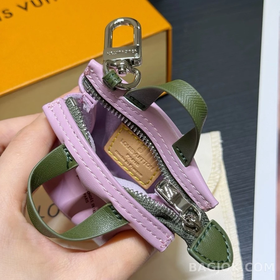 루이비통 루이비통 레터링 미니 쇼퍼 키링 상세 이미지