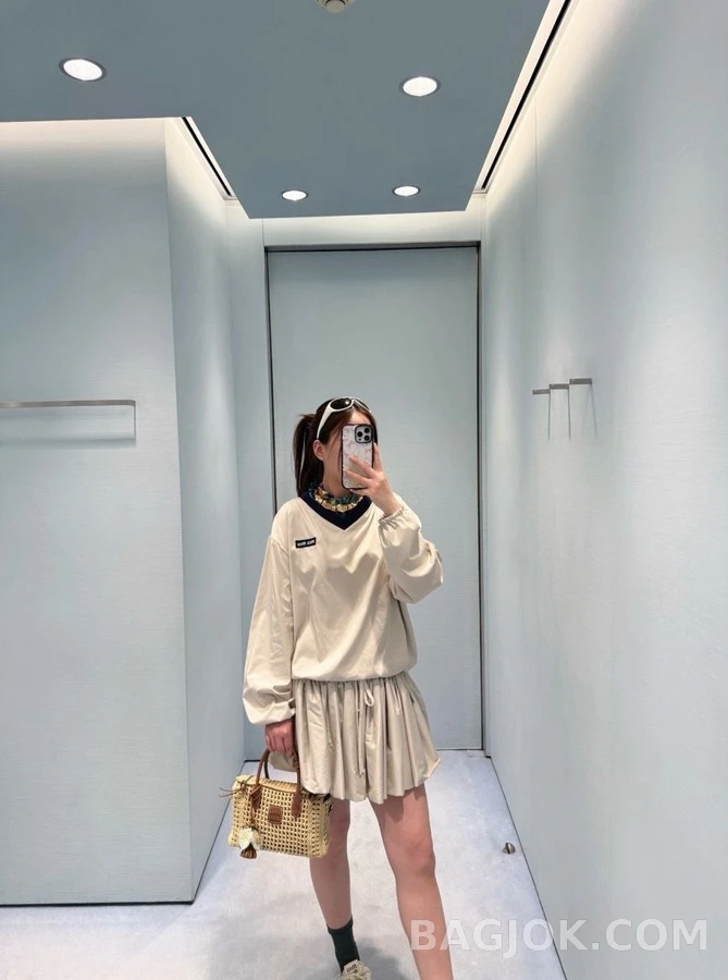 미우미우 미우미우 배색 V넥 나일론 긴팔 티셔츠 상세 이미지