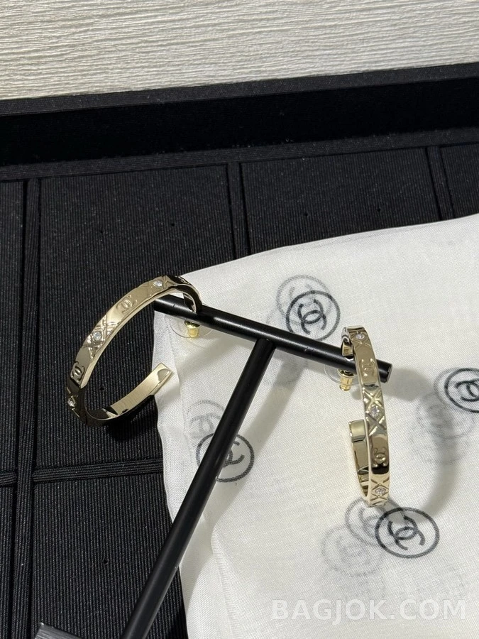 샤넬 샤넬 퀼팅 로고 크리스탈 후프 귀걸이 상세 이미지
