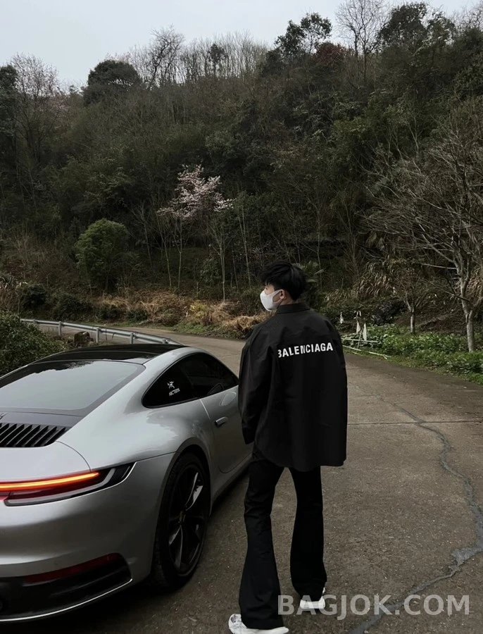 발렌시아가 발렌시아가 후면 레터링 로고 셔츠 상세 이미지