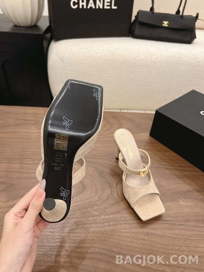 샤넬 샤넬 로고 플라워 스웨이드 뮬 힐 상세 이미지