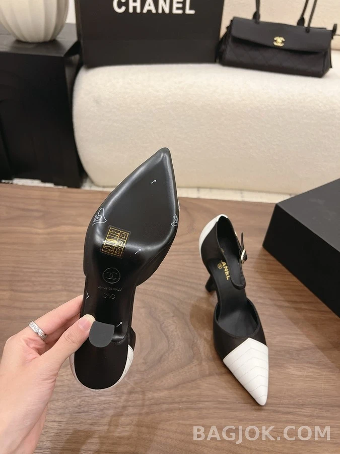 샤넬 샤넬 투톤 포인티드토 스트랩 펌프스 상세 이미지
