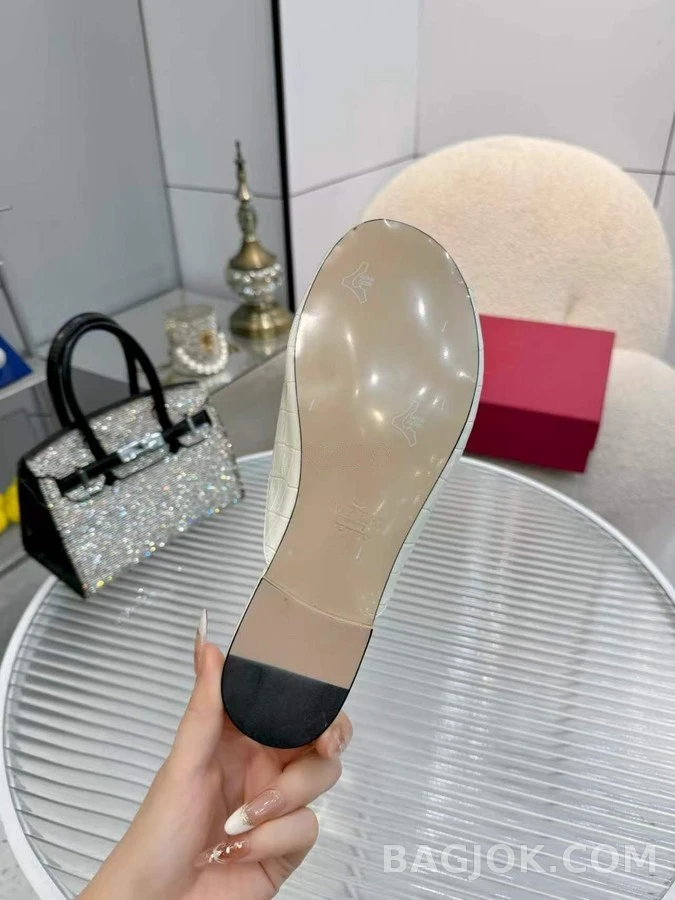 발렌티노 발렌티노 크록 엠보싱 메탈 로고 뮬 샌들 상세 이미지