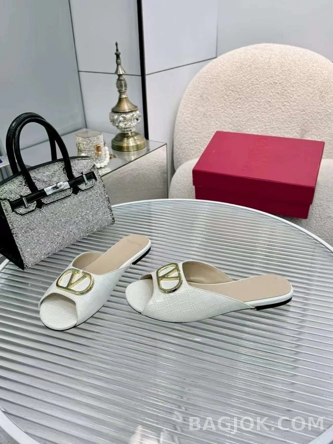 발렌티노 발렌티노 크록 엠보싱 메탈 로고 뮬 샌들 상세 이미지