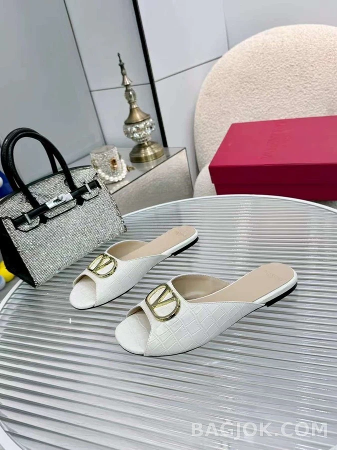 발렌티노 발렌티노 크록 엠보싱 메탈 로고 뮬 샌들 상세 이미지