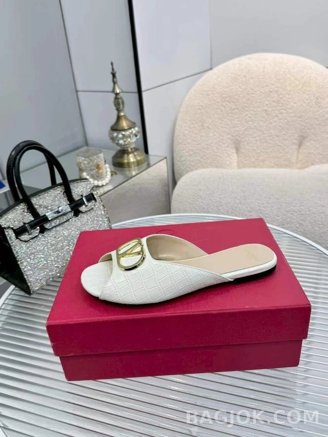 발렌티노 발렌티노 크록 엠보싱 메탈 로고 뮬 샌들 상세 이미지
