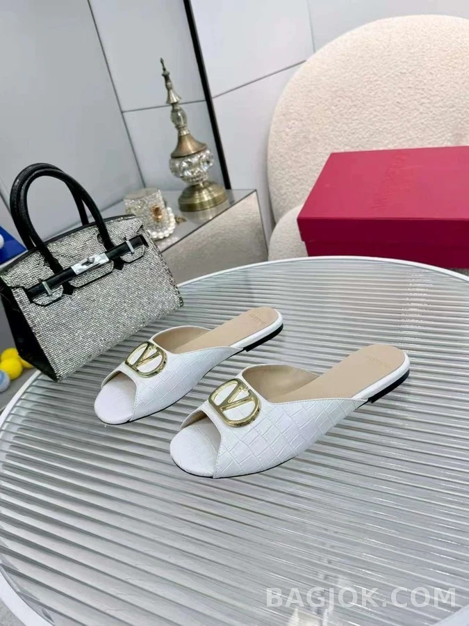 발렌티노 발렌티노 크록 엠보싱 메탈 로고 뮬 샌들 상세 이미지