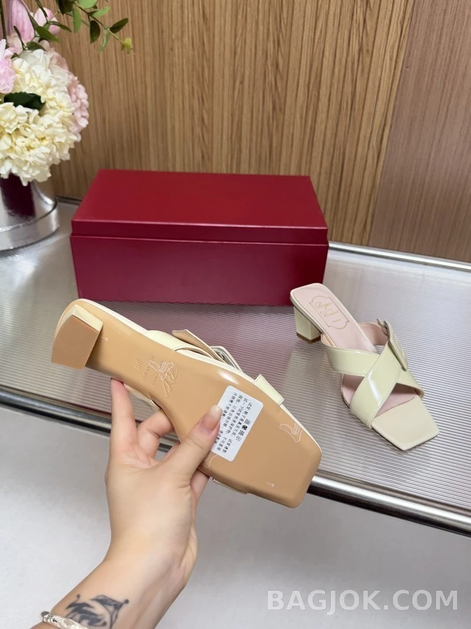 로저 비비에 로저비비에 사각 버클 교차 스트랩 뮬 샌들 상세 이미지