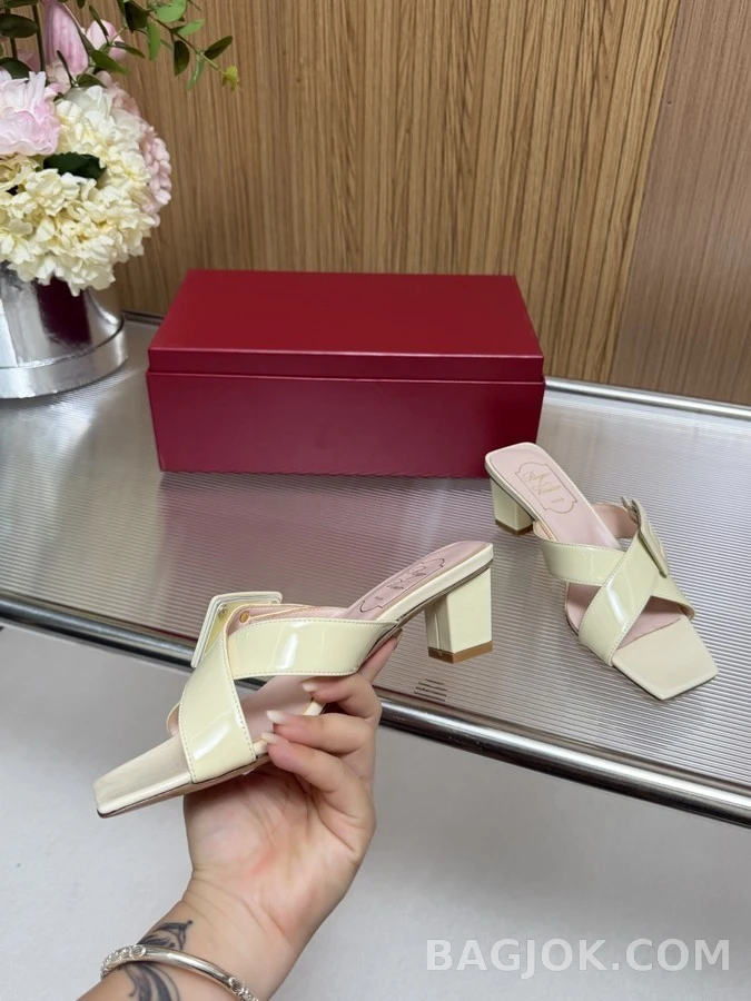 로저 비비에 로저비비에 사각 버클 교차 스트랩 뮬 샌들 상세 이미지