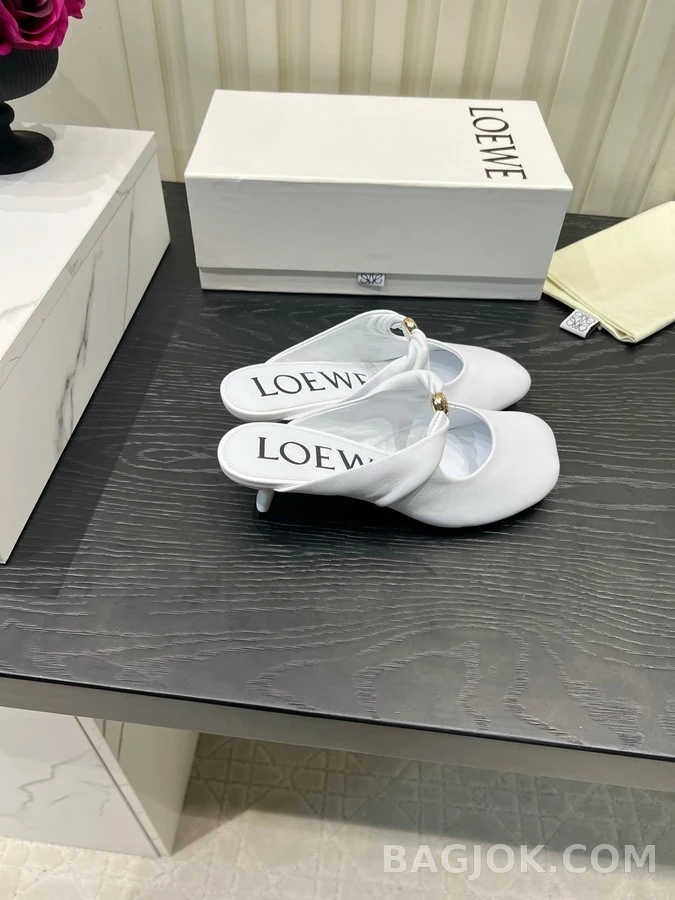 로에베 로에베 트위스트 램스킨 뮬 힐 상세 이미지