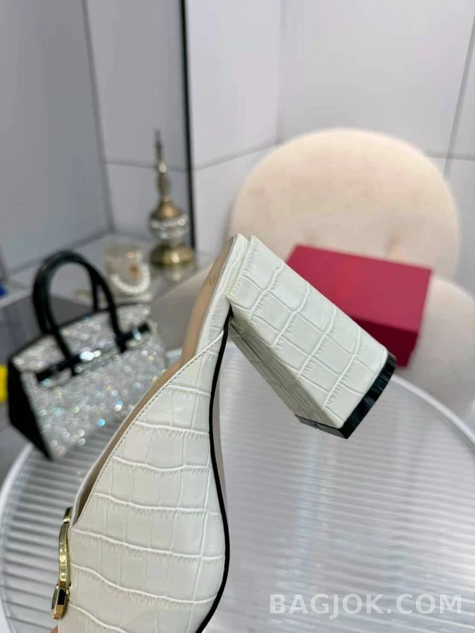 발렌티노 발렌티노 V 로고 엠보싱 샌들 상세 이미지