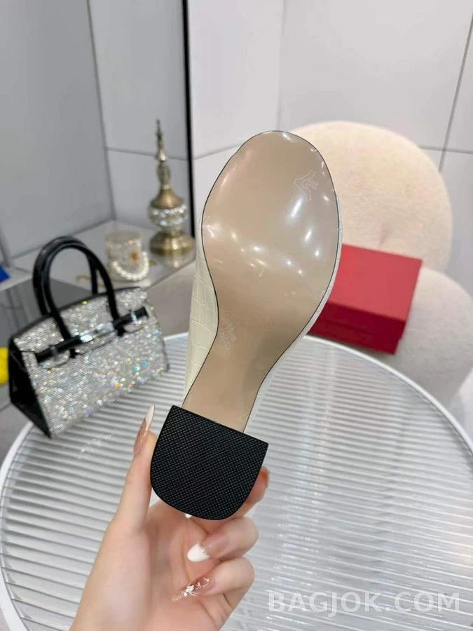 발렌티노 발렌티노 V 로고 엠보싱 샌들 상세 이미지
