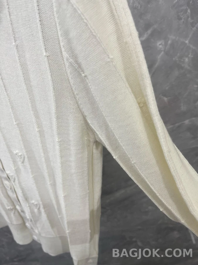 톰브라운 톰브라운 배색 칼라 플라워 자수 긴팔 티셔츠 상세 이미지