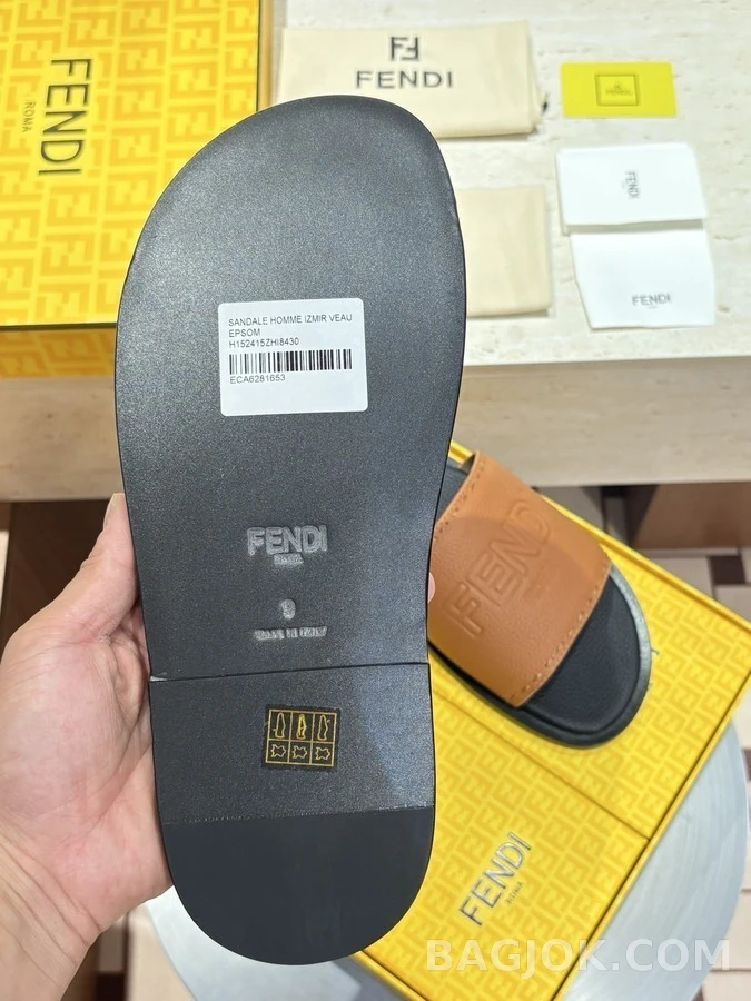 펜디 펜디 레더 엠보 로고 샌들 상세 이미지
