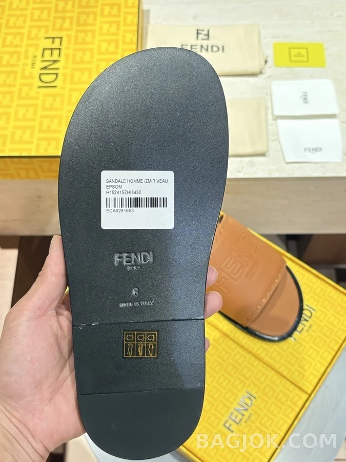 펜디 펜디 레더 엠보 로고 샌들 상세 이미지