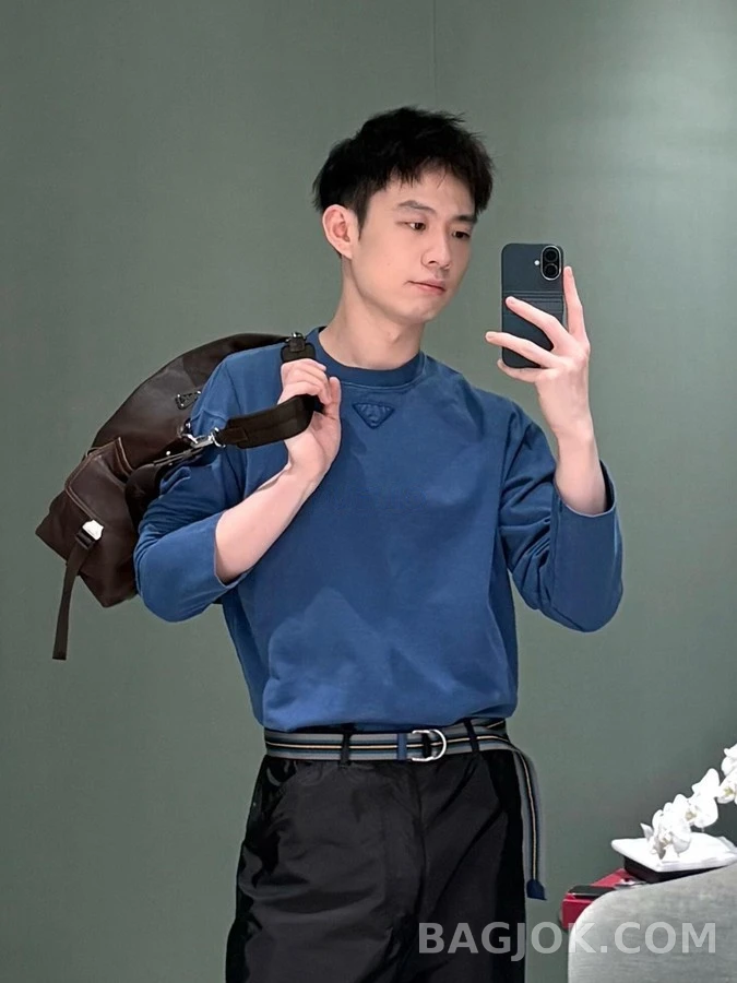 프라다 프라다 워싱 삼각 로고 긴팔 티셔츠 상세 이미지