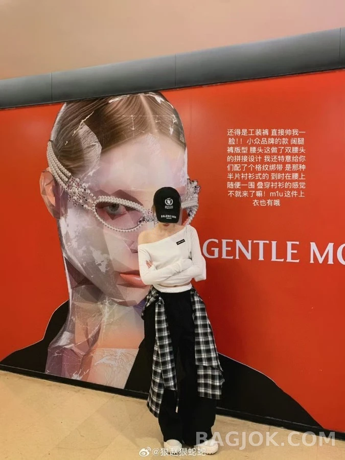 미우미우 미우미우 레터링 로고 오프숄더 긴팔 티셔츠 상세 이미지