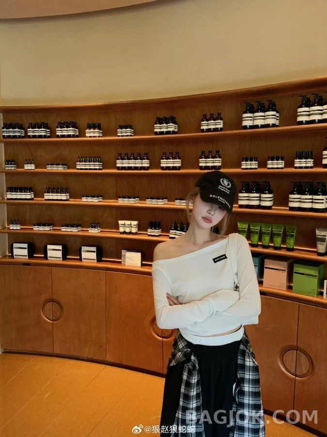 미우미우 미우미우 레터링 로고 오프숄더 긴팔 티셔츠 상세 이미지