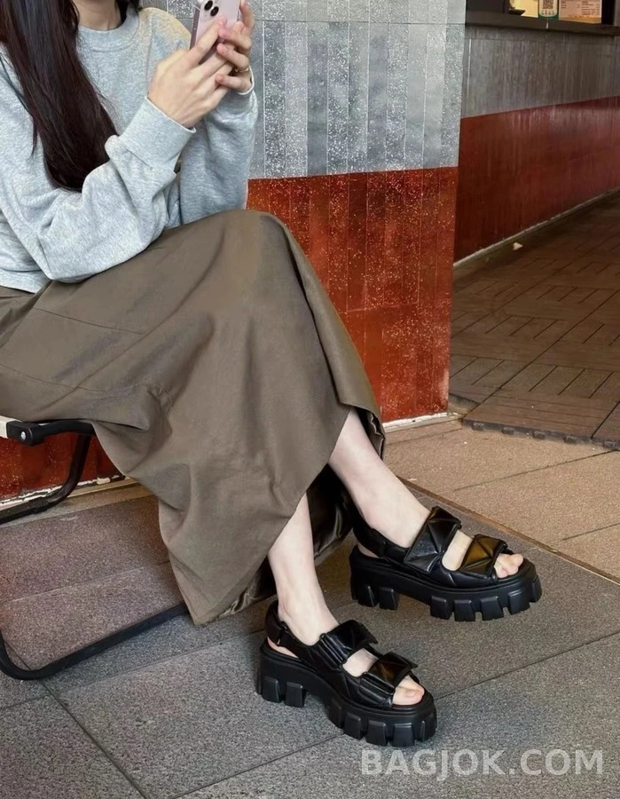 프라다 프라다 모놀리스 플랫폼 벨크로 샌들 상세 이미지