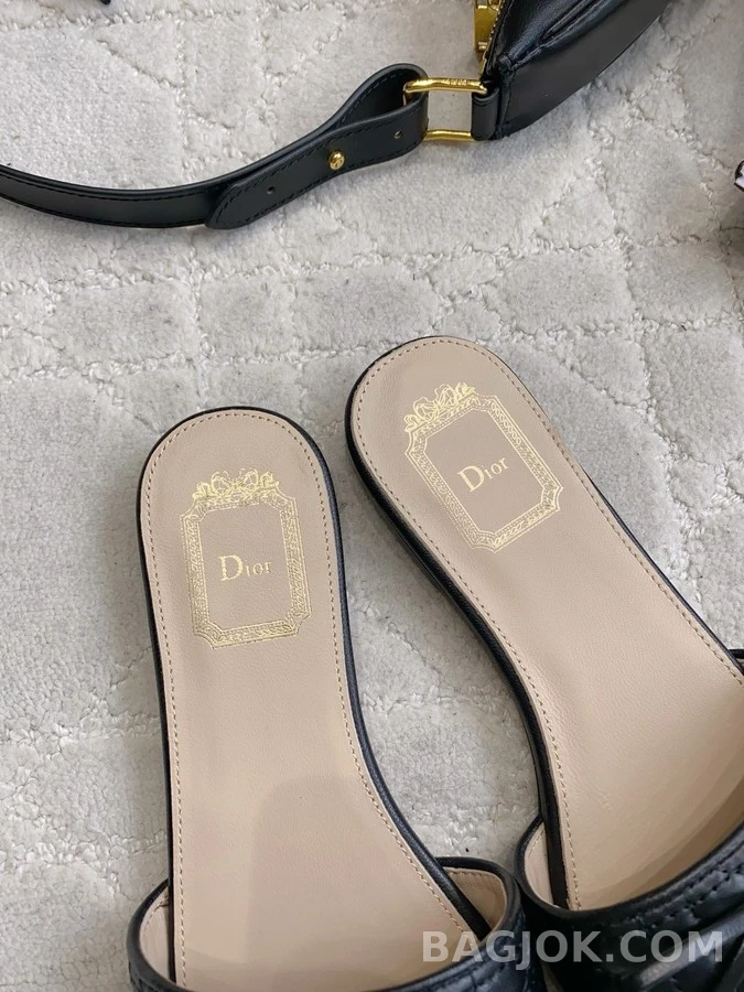 디올 디올 퀼팅 D 로고 슬라이드 상세 이미지
