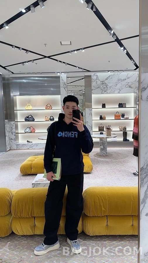 펜디 펜디 자수 핸드페인팅 로고 후드티 상세 이미지