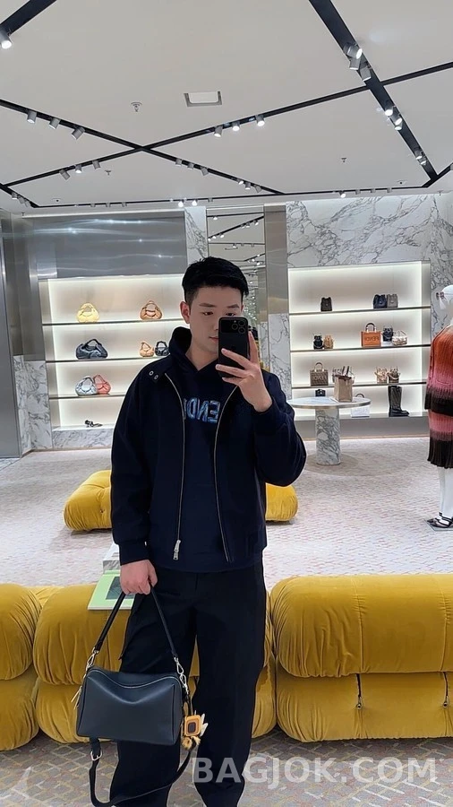 펜디 펜디 자수 핸드페인팅 로고 후드티 상세 이미지