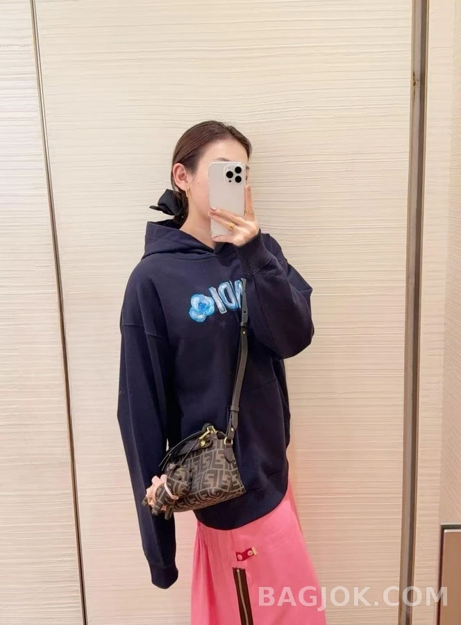 펜디 펜디 자수 핸드페인팅 로고 후드티 상세 이미지