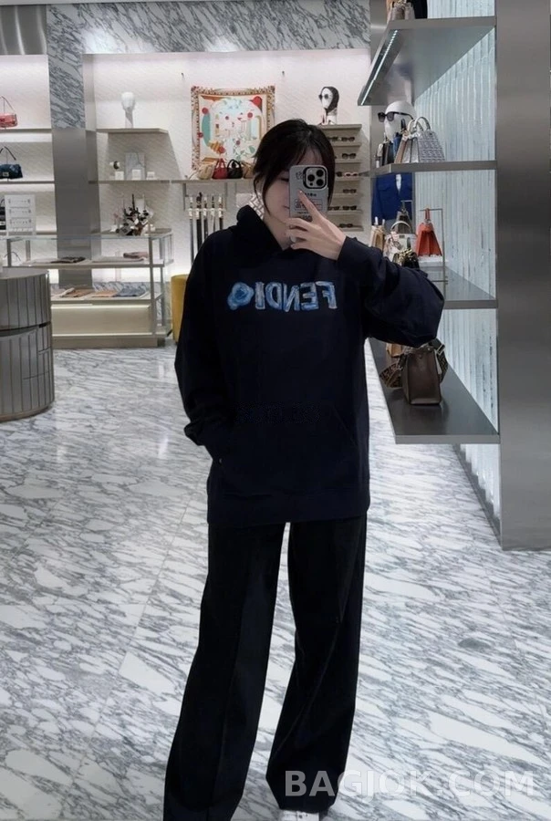 펜디 펜디 자수 핸드페인팅 로고 후드티 상세 이미지