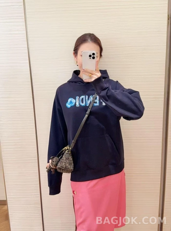 펜디 펜디 자수 핸드페인팅 로고 후드티 상세 이미지
