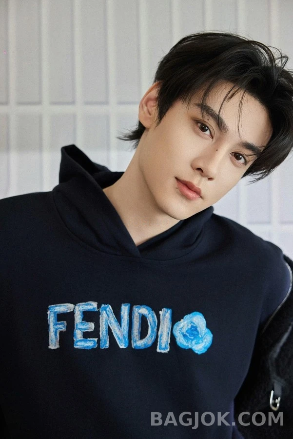 펜디 펜디 자수 핸드페인팅 로고 후드티 상세 이미지