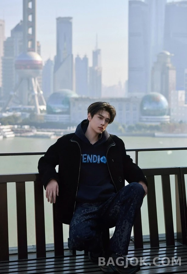 펜디 펜디 자수 핸드페인팅 로고 후드티 상세 이미지