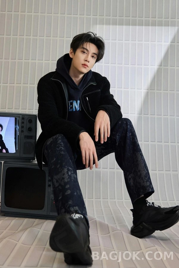 펜디 펜디 자수 핸드페인팅 로고 후드티 상세 이미지