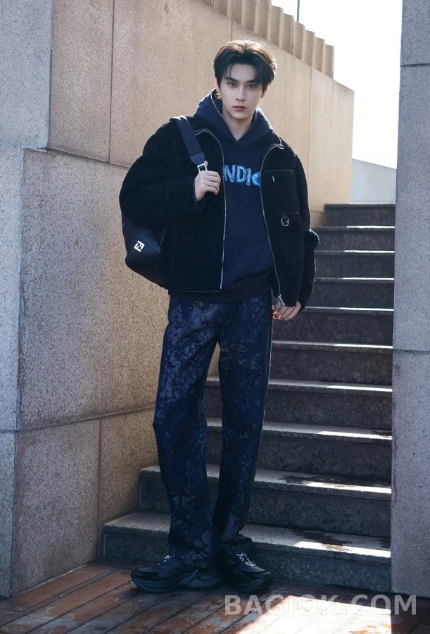 펜디 펜디 자수 핸드페인팅 로고 후드티 상세 이미지