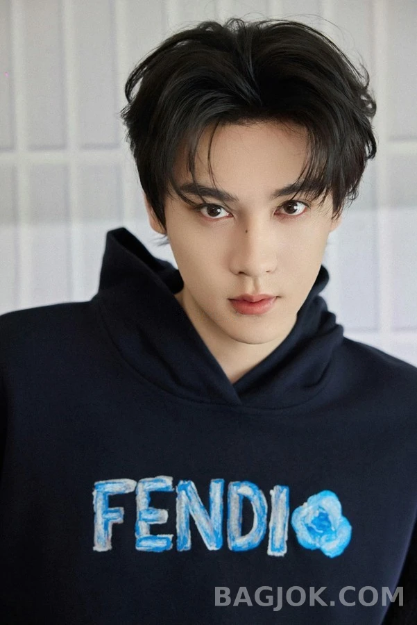 펜디 펜디 자수 핸드페인팅 로고 후드티 상세 이미지