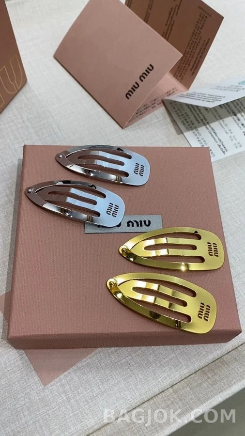 미우미우 미우미우 로고 메탈 똑딱핀 상세 이미지