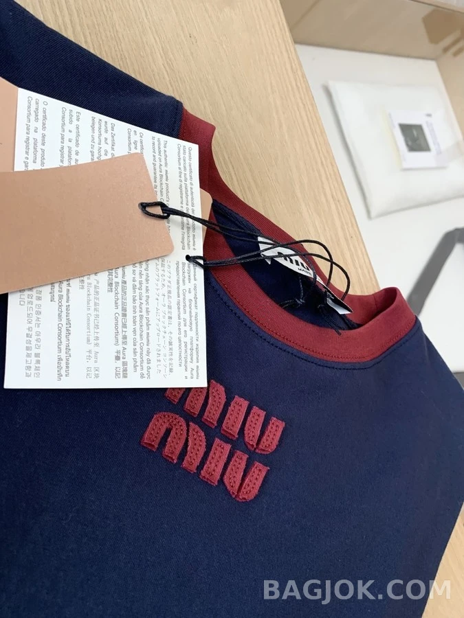 미우미우 미우미우 레터링 로고 배색 긴팔 티셔츠 상세 이미지