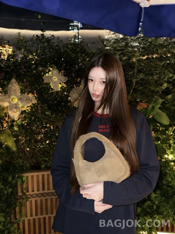 미우미우 미우미우 레터링 로고 배색 긴팔 티셔츠 상세 이미지
