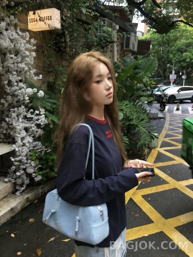 미우미우 미우미우 레터링 로고 배색 긴팔 티셔츠 상세 이미지