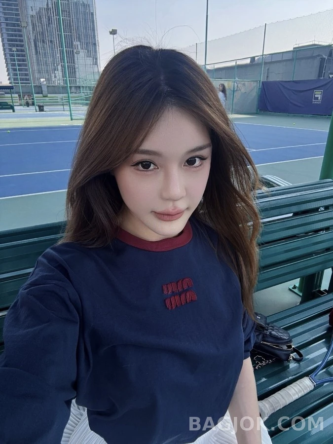미우미우 미우미우 레터링 로고 배색 긴팔 티셔츠 상세 이미지