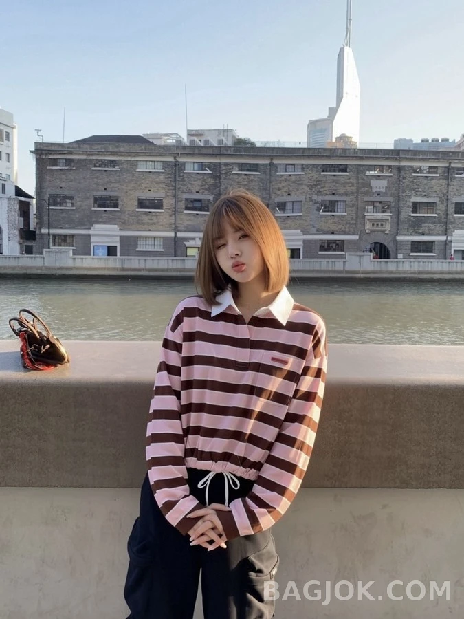 프라다 프라다 스트라이프 폴로 드로스트링 긴팔 티셔츠 상세 이미지