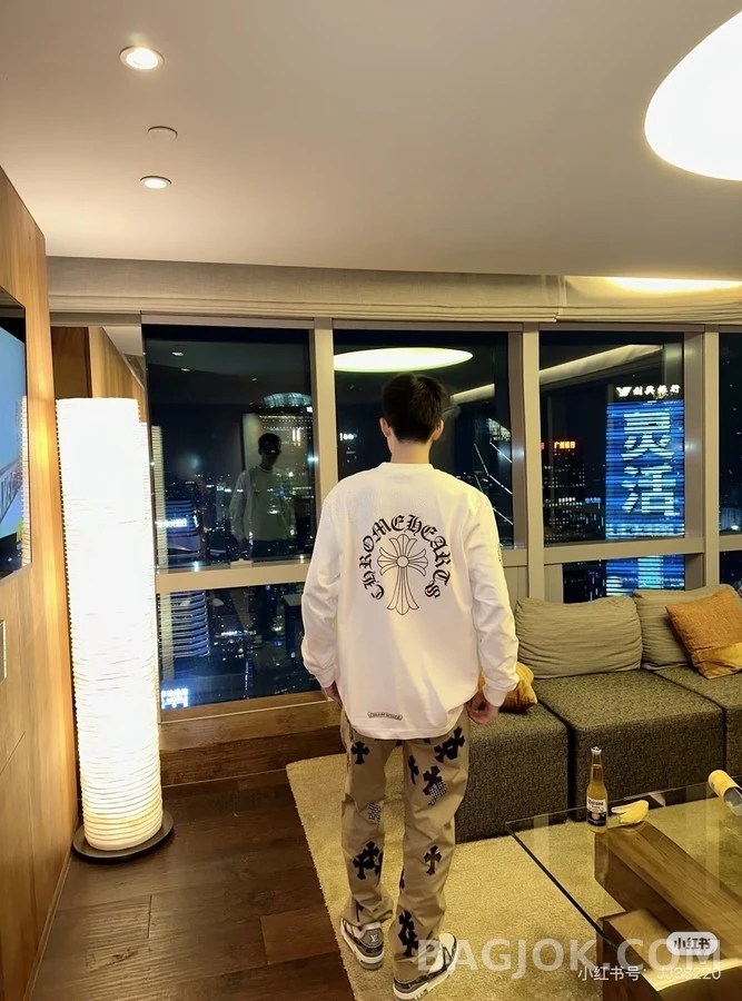 크롬하츠 크롬하츠 넥라인 스크립트 십자가 긴팔 티셔츠 상세 이미지